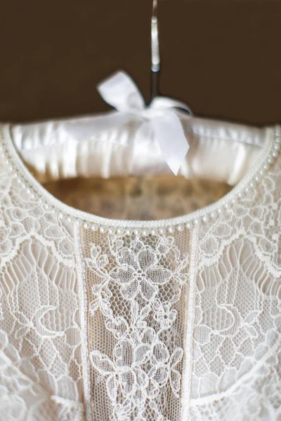 Vestido de novia colgado en la habitación, de cerca — Foto de Stock