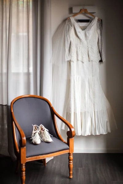Primer plano del ramo de bodas bellamente arreglado en el sofá de cuero —  Fotos de Stock
