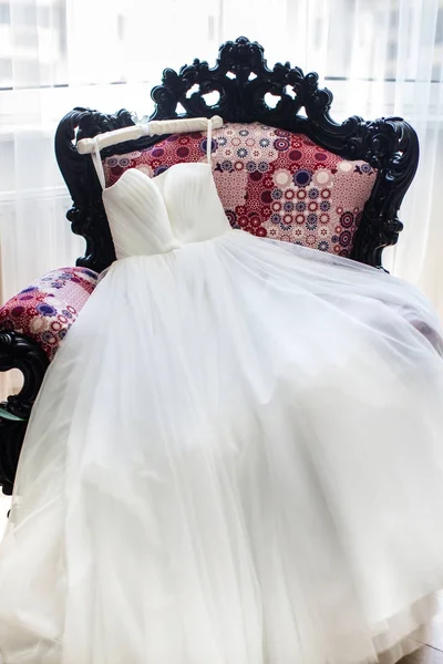 Vestido de noiva na cadeira vintage. Dia do casamento — Fotografia de Stock