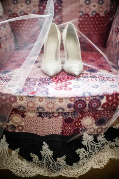 Zapatos de boda y velo en la silla vintage — Foto de Stock