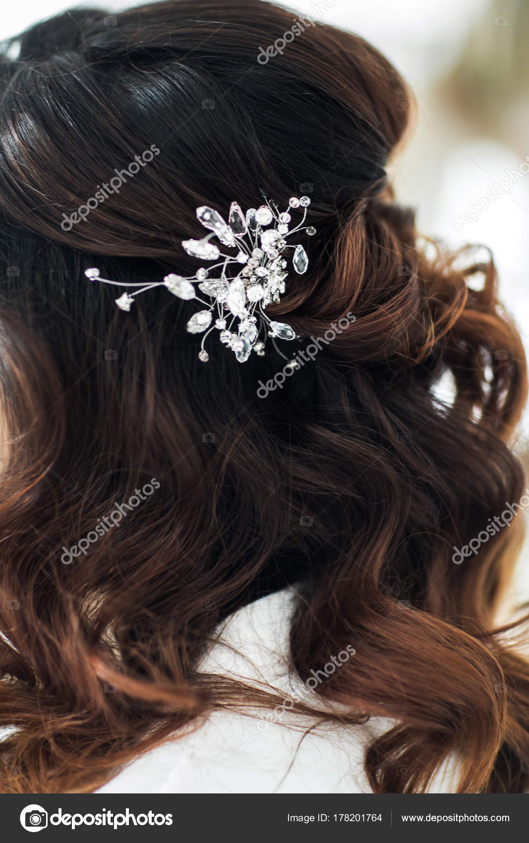 Belo Penteado De Noiva. Preparação De Casamento No Quarto Fotos, Imagens De © A.botvinovskaya #178201764