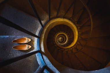 Döner merdiven adımlar üzerinde düğün ayakkabıları