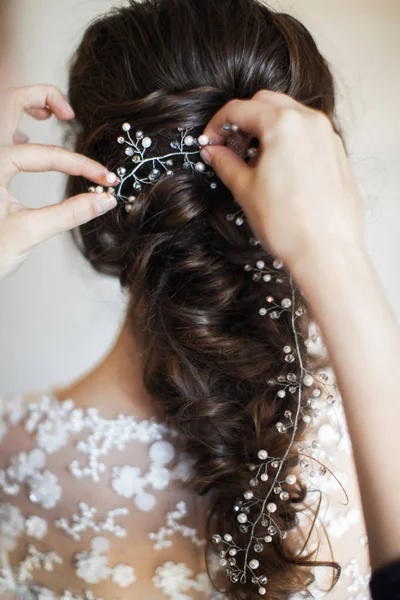 Piękne panny młodej fryzury. Przygotowania ślubne w pokoju — Zdjęcie stockowe