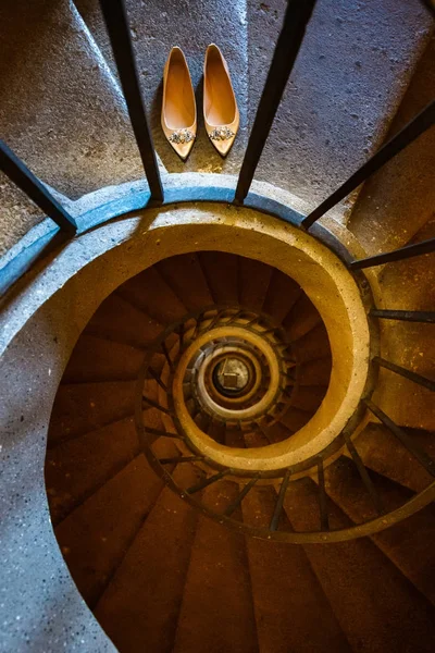 Chaussures de mariage sur les marches de l'escalier en spirale — Photo