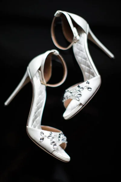 Bröllop skor med juveler på svart bakgrund — Stockfoto