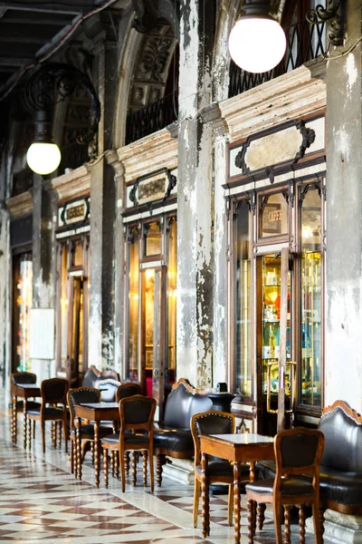 Ahşap masa ve sandalyeler kafe near. Venedik, İtalya