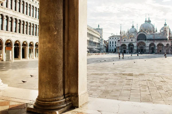 Catedral de St. Marks e praça em Veneza, pombas e pessoas — Fotografia de Stock