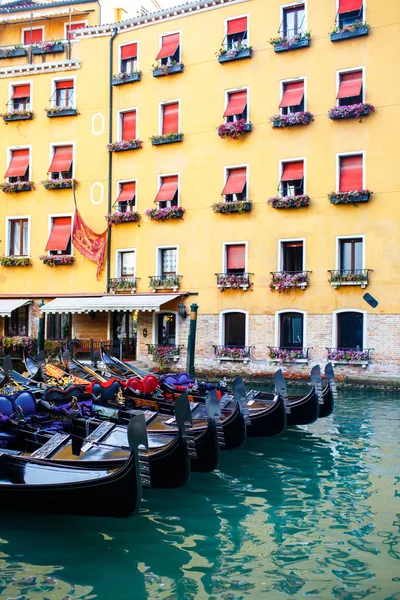 Row of gandole near colorful house in Venice, Italy — Stock Photo, Image