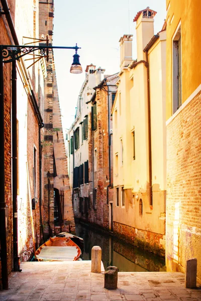 Boat moored between colorful houses. Canals in Venice, Italy — Stock Photo, Image