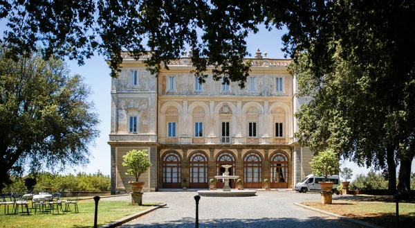 Oude Italiaanse villa en natuursteen fontein in de bomen — Stockfoto