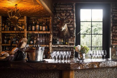 Boş kadehlerin restorane, kova alkol ile tablo