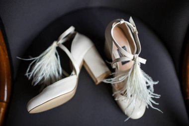 Sandalyenin üzerinde düğün ayakkabıları