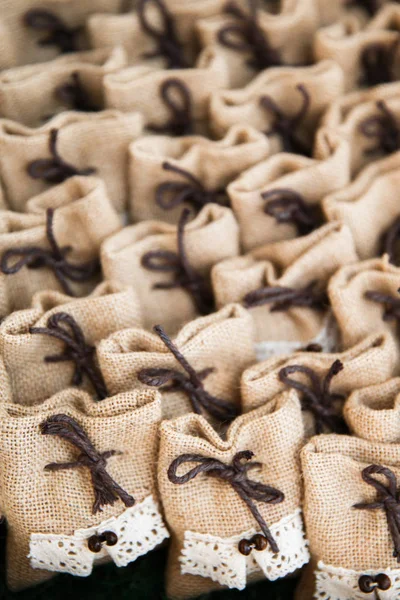 Много маленьких коричневых мешков ткани — стоковое фото