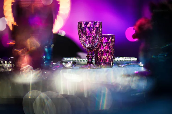 Az asztalra üveg serlegek beállított esküvői asztalra — Stock Fotó