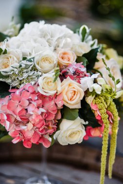 Güzel buket çiçek vazoda masada