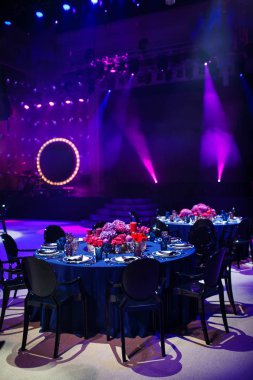 Düğün için hazırlanmış bir masa ya da başka bir akşam yemeği.