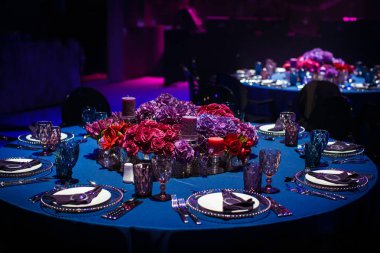 Düğün için hazırlanmış bir masa ya da başka bir akşam yemeği.