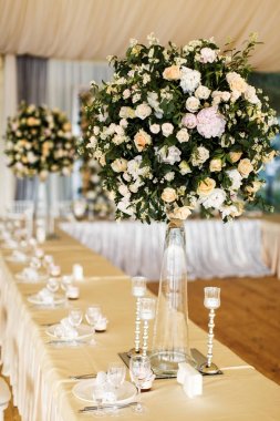 Tablo bir güzel çiçeklerle düğün için ayarla