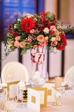 Düğün için hazırlanmış bir masa ya da başka bir akşam yemeği.