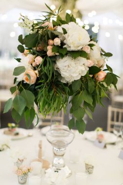 Düğün için hazırlanmış bir masa ya da başka bir akşam yemeği.