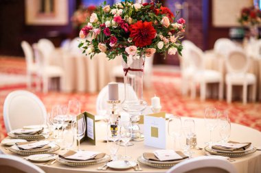 Düğün için hazırlanmış bir masa ya da başka bir akşam yemeği.