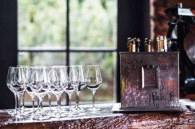 Boş kadehlerin restorane ve alkol içeren kutusu tablo