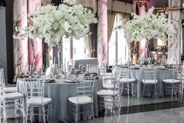 Düğün ya da başka bir etkinlik yemeği için masa hazır.