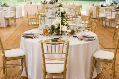 Düğün için hazırlanmış bir masa ya da başka bir akşam yemeği.