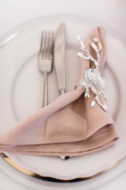 Düğün için hazırlanmış bir masa ya da başka bir akşam yemeği.