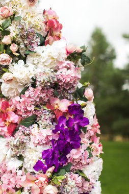 Arch töreni için çiçekler yakın çekim