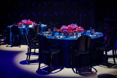 Düğün için hazırlanmış bir masa ya da başka bir akşam yemeği.