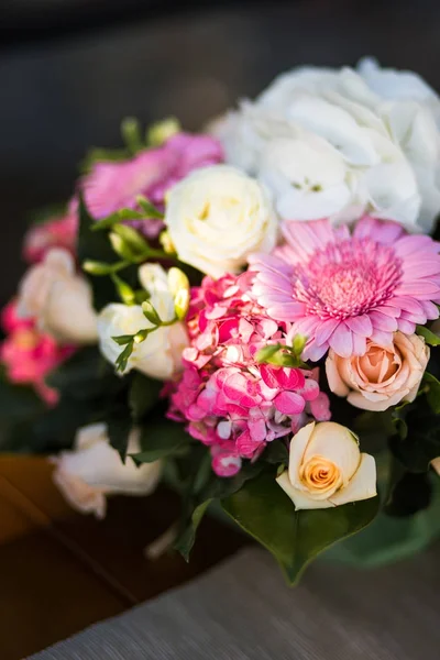 Прекрасный букет цветов в вазе на столе — стоковое фото
