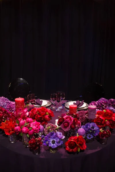 Bougies et belles fleurs sur la table de mariage — Photo