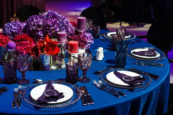 Conjunto de mesa para la boda u otra cena de evento abastecido —  Fotos de Stock