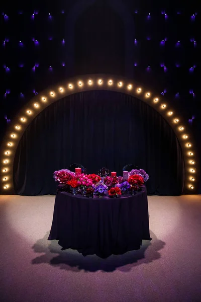 Свечи и красивые цветы на свадебном столе — стоковое фото