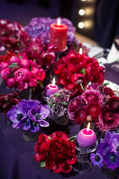 Bougie et belles fleurs sur la table de mariage — Photo