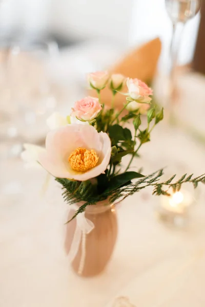 결혼식 테이블에 꽃병에 꽃다발 꽃 — 스톡 사진