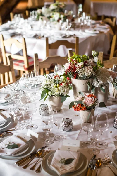 Ensemble de table pour mariage ou un autre dîner d'événement traiteur — Photo