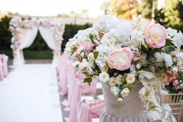 Krásná kytice ve váze na svatební obřad — Stock fotografie