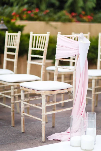 Rows of chairs for the guests at a wedding ceremony — Stock Photo, Image