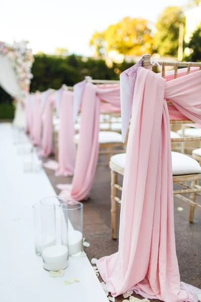 Rows of chairs for the guests at a wedding ceremony — Stock Photo, Image