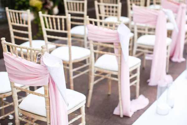 Rows of chairs for the guests at a wedding ceremony — Stock Photo, Image