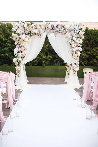 Весільна арка з квітів. Весільна церемонія — стокове фото