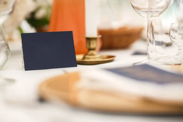 Tarjeta para el nombre del invitado en la mesa de bodas — Foto de Stock