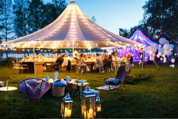 Tendas de casamento coloridas à noite. Dia do casamento — Fotografia de Stock