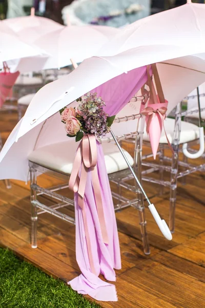 Chairs, flowers and umbrellas at an outdoor ceremony — Stock Photo, Image
