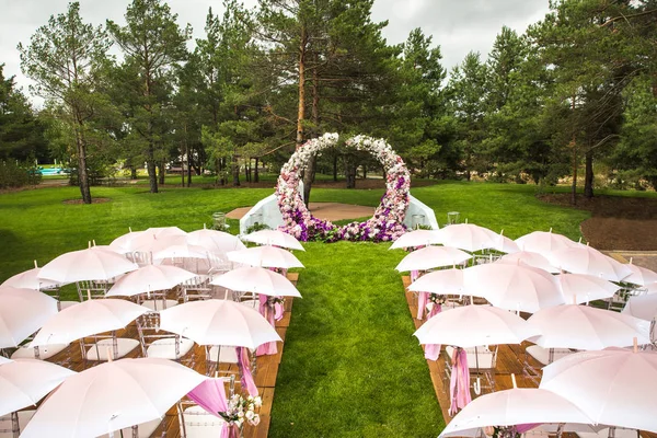 숲에서 우산과 야외 결혼식 — 스톡 사진