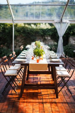 Düğün için hazırlanmış bir masa ya da başka bir akşam yemeği.