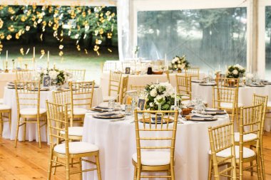 Tablolar setleri düğün veya başka bir olay akşam yemeği yiyecek ve içecek