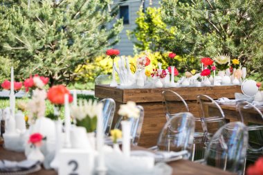 Düğün için hazırlanmış bir masa ya da başka bir akşam yemeği.